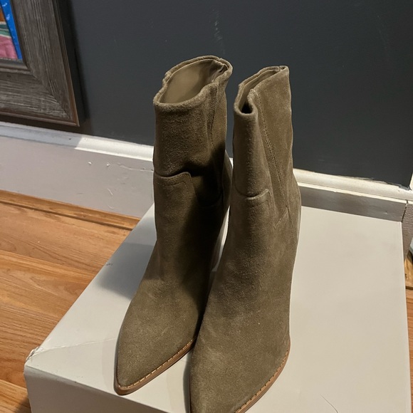 Suede never worn boots - Picture 2 of 5